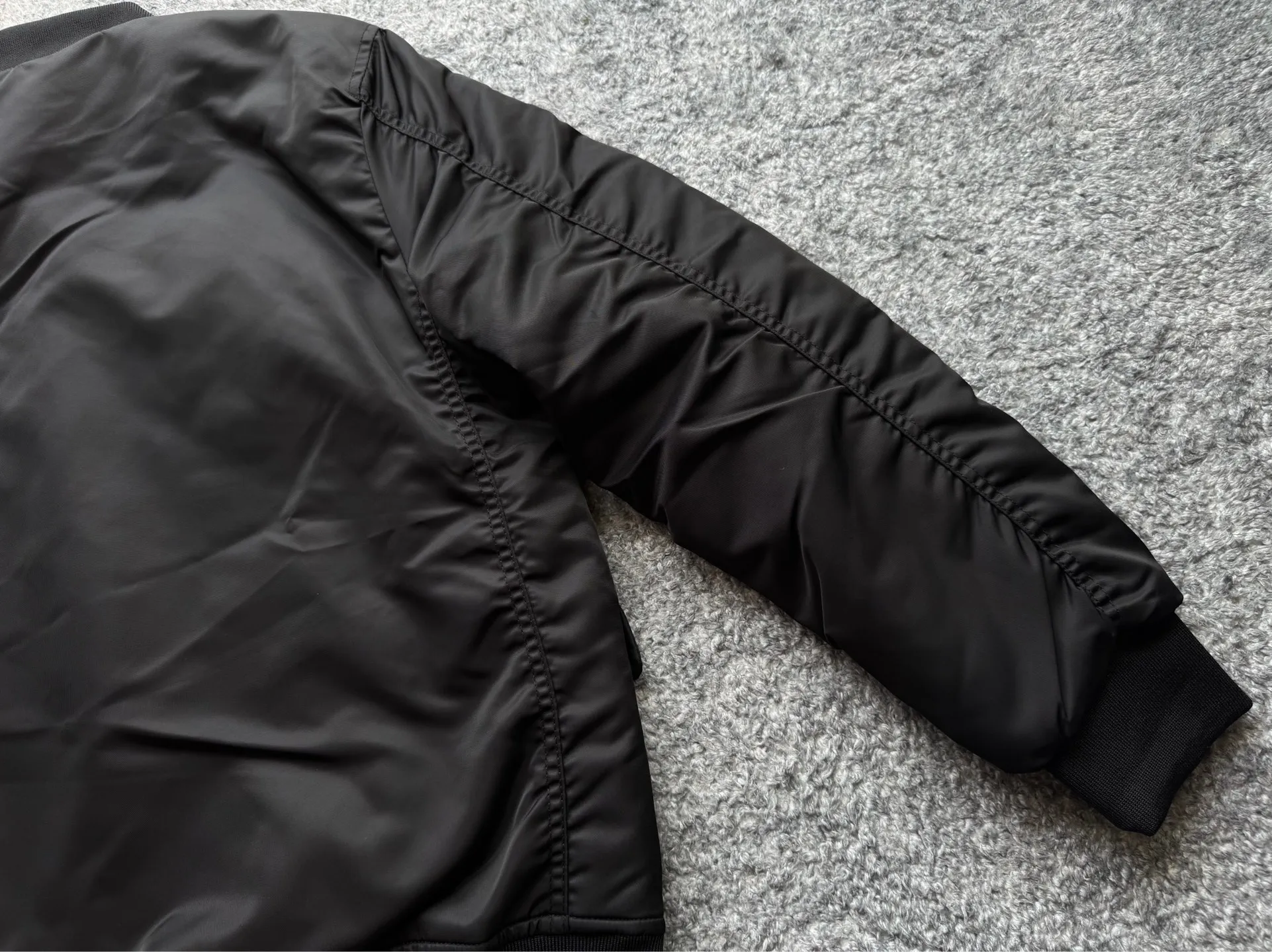 P360 Stone lsland Stone Island Medal Aviator Cotton Jacket The outer fabric is made of MA-1 flight nylon, which is a material specially used in flight and aviation. Flying nylon is a fabric specially used in flight and aviation. It is rarely used in ordinary clothing. The density of flying nylon is very high, so it is windproof and waterproof. When rain falls on the surface of the clothes, it will not penetrate immediately, but will form a small water droplet and slide off. This performance is a requirement for the development of modern jet technology. Because it is assumed that the pilot got caught in the rain before getting on the plane, he entered the cabin covered in rainwater. When flying at high altitude and at high speed, in a cabin without an environmental control system, water droplets will freeze on the pilot's body 2. Knitted baseball collar MA-1 uses a knitted collar. The collar is made of wool and can be snug around the neck and very warm. 3. Metal zippers We have very strict requirements on zippers, including smoothness and size. There was no zipper on the market that met the requirements, so we asked a zipper factory to customize a strong and durable metal zipper.  4. Double-threaded knitted cuffs The cuffs are made of double-threaded knitted fabric, narrow at the front and wide at the back. The narrow part can be tightened around the wrist to prevent wind from entering. The wide part has enough space when wearing multiple pieces under winter Color: Black Dark Army Green Size: M L.